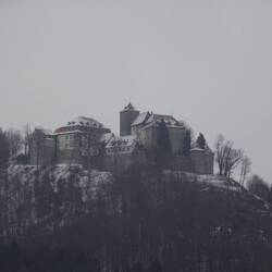 Blick auf Schloss Stetten von der gegenüberliegenden Talseite