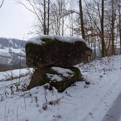 Der Weg ist hinreichend mit rotem Balken auf weißem Untergrund gekennzeichnet