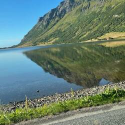 Bei Windstille spiegeln sich die riesigen Berge auf den Fjorden und Seen