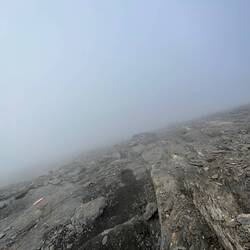 Auf dem Weg nach unten dann schon etwas in den Wolken