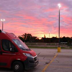 Sonnenaufgang auf dem Autobahn Parkplatz