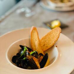 Muscheln im scharfen Sud