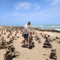 Mahé qui pose son caillou