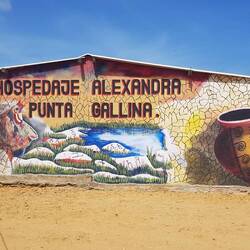 Apparemment la lagune à la forme d'une patte de poule, d'où le nom