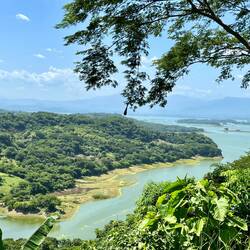 Blick auf den Suchitlán Stausee 😮