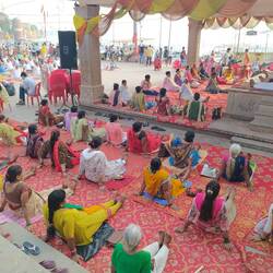 Morning Yoga am Assi Ghat
