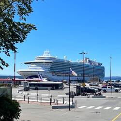 Kreuzfahrtschiffen liegen auch hier im Hafen