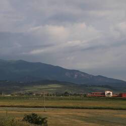 Het hotel met de bergen op de achtergrond