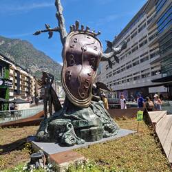 Nobles del temps – Statue von Salvador Dali