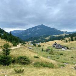 Ankunft in Milishevc, wo ich neben dem ersten Haus rechts mein Zelt aufgestellt habe.