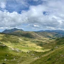 In diesem wunderschönen Tal in Kosovo habe ich heute Heidelbeeren gesammelt.