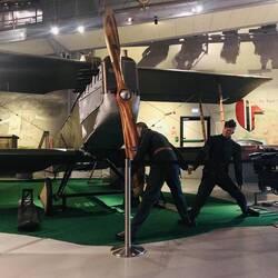 Um diesen Propeller zu starten, braucht es zwei Männer