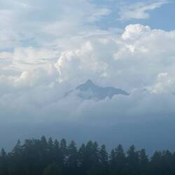 Der Blick zurück zum Gipfel von gestern von der anderen Talseite