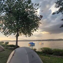 Unser Platz direkt am See!