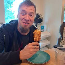 HENNE ISST BEGEISTERT SEINEN CORNDOG