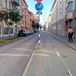 Straßenraum gerecht verteilt: Autos eine Spur, Fahrräder die andere