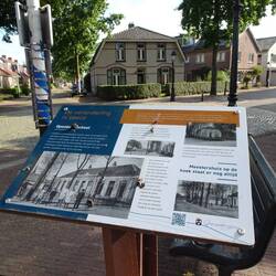 Veel borden met informatie over vroeger en nu.