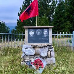 Oberhalb von Milishevic: In der Region stehen viele UÇK-Denkmale für im Krieg gestorbene Kämpfer.