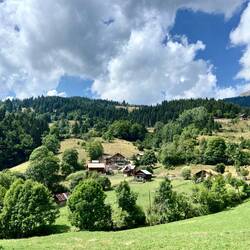 Ankunft in Rekë e Allagës (Ich übernachte jedoch etwas ausserhalb in einer grossen Waldlichtung.)