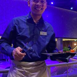 Feine "Häppchen" mit einem Lachen serviert