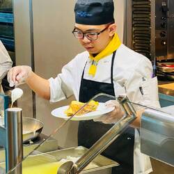 Eggs Benedict gefühlvoll fürs Frühstück zubereitet