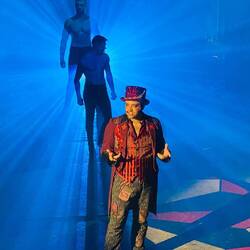 Caravan - Production-Show von Celebrity Cruises