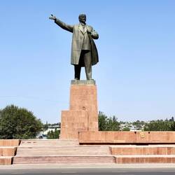 Riesiges, monumentales Lenin-Denkmal. Die Spuren der Sowjetunion sind allgegenwärtig.