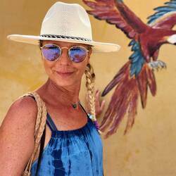 Vor einem Wandbild mit Ara-Motiv 🙌