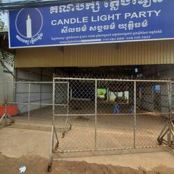 Esoterische Garagen-Diskothek? Nein, die größte Oppositionspartei des Landes.