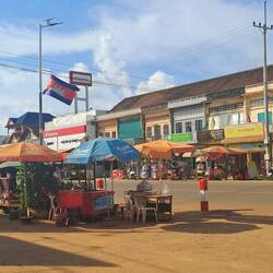 Die Wochenmärkte sind voller Schirme, die ein wenig gegen die Hitze helfen