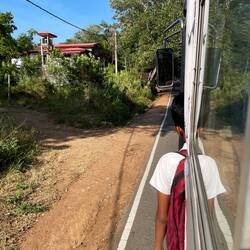 Der Bus hält nicht ganz an, meist springen die Leute rein oder raus beim Langsamfahren🙈