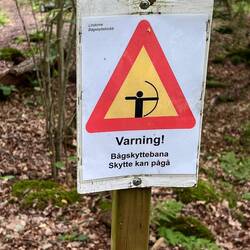 Gefährliche Gegend, jede Menge Zielscheiben im Wald