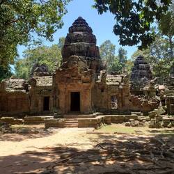 In der Nähe findet man lauter weitere Tempel, die Angkor Wat ähneln.