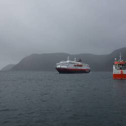derweil schiebt sich die Nordlys rückwärts aus dem kleinen Hafen