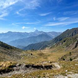 Blick vom Colle Giulian Richtung Süden, sehr prominent der Monviso (3841m)