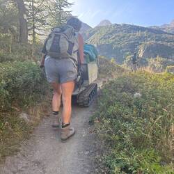 Manche übertreiben es mit dem Wandergepäck🤣 Ist wohl die Hüttenbelieferung des Rifugio Granero
