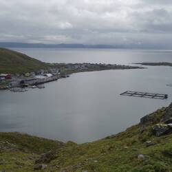 Blick auf Nordvågen - dort geht es für mich steil runter