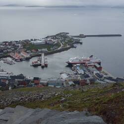 Blick auf Honningsvåg Hafen (mit der Nordkapp)