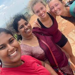 Am größten Tourispot wurden wir von Einheimischen nach einem Foto gefragt😂❤️