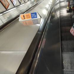 Alles verkehrt, aber Hauptsache auf der Rolltreppe ist es rechts stehen