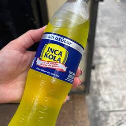 Inca Kola, die es weltweit nur in Peru gibt. Schmeckt wie Kaugummi 😁