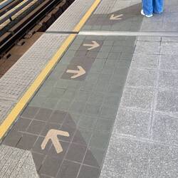 Arrows that indicate how to get on and off trains, Germany would benefit from those
