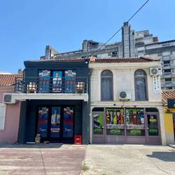 Hier gibt es an jeder Ecke Sportwettbüros, die oft an den farbigen Superhelden zu erkennen sind.