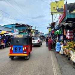 Das Örtchen Rio Dulce