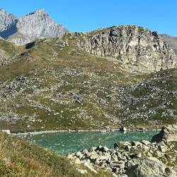 Die Spiegelung ist fast so perfekt, dass man den See nicht erkennt