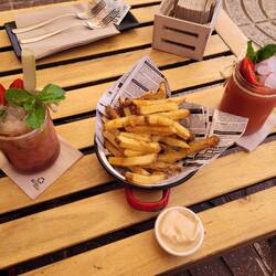 Noch leckere Fritten und (alkoholfreie) Cocktails in Tipsy Hammock, sehr zu empfehlen.