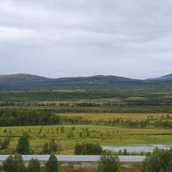 Ganz genau schauen! Mitten im Nichts ein kleines Dorf