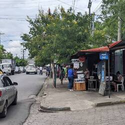 An vielen Ständen vor der Behörde kann man sogar Kopien & Passfotos machen 😄