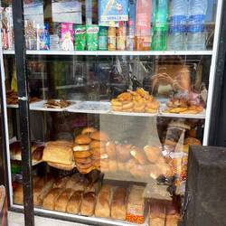 Kleiner Snack bei den Locals😋 nicht sehr nährreich👀😂