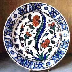 Piatto con fiori policromi